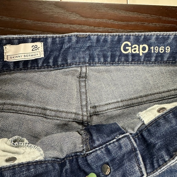 *GAP* Medium Wash Skinny Bermuda Jean Shorts Size 28 - Picture 4 of 5